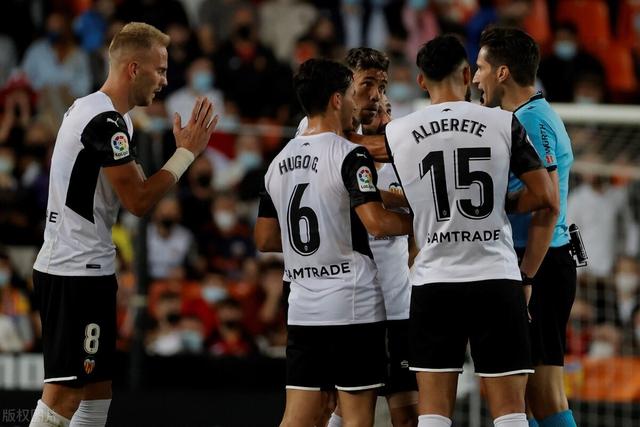 媒体人：新疆球员刘懿霆在体测中膝盖受伤